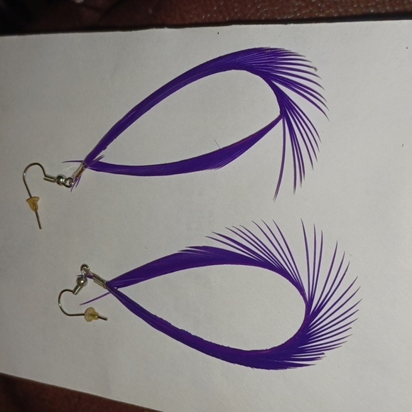 ❤️ Handmade Looped Purple Feather Earrings - Picture 2 of 3